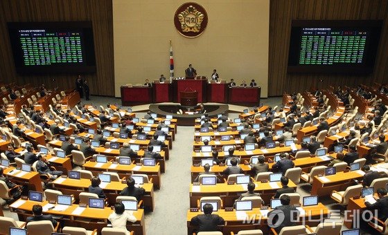12일 국회에서 열린 본회의에서 민사소송법 일부개정법률안이 가결 처리되고 있다. 여야는 이날 무쟁점 법안 50여 건을 처리한다. 2015.11.12/뉴스1 <저작권자 © 뉴스1코리아, 무단전재 및 재배포 금지>