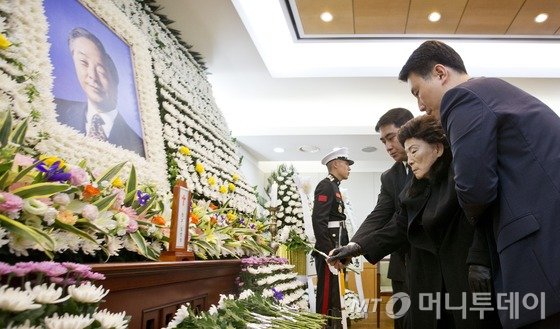 고 김영삼 전 대통령의 부인 손명순 여사가 22일 빈소가 마련된 서울 종로구 서울대병원 장례식장에서 남편의 영정 앞에 헌화하고 있다. /사진= 뉴스1