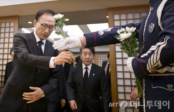 이명박 전 대통령이 22일 서울 종로구 서울대병원 장례식장에 마련된 고 김영삼 전 대통령 빈소에서 헌화를 위해 국화꽃을 받아들고 있다. /사진= 뉴스1