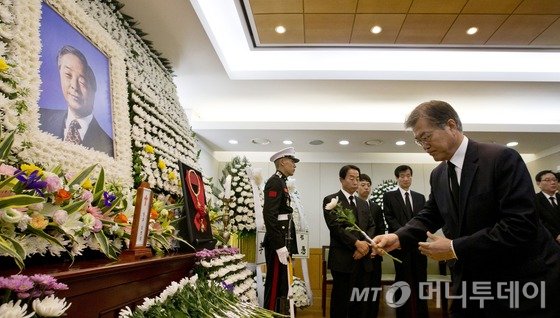 문재인 새정치민주연합 대표가 22일 서울 종로구 서울대병원 장례식장에 마련된 고 김영삼 전 대통령 빈소에서 헌화하고 있다./사진= 뉴스1