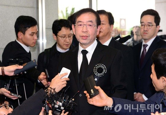 박원순 서울시장이 22일 서울 종로구 서울대병원 장례식장에 마련된 고 김영삼 전 대통령 빈소에서 취재진의 질문을 받고 있다./사진= 뉴스1