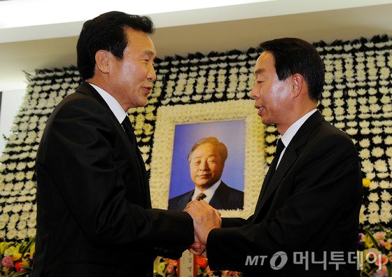 손학규 전 새정치민주연합 상임고문이 22일 오후 서울 연건동 서울대병원 장례식장에 마련된 고 김영삼 전 대통령 빈소에서 조문한 뒤 김 전 대통령 차남 김현철 씨를 위로하고 있다. /사진= 뉴스1