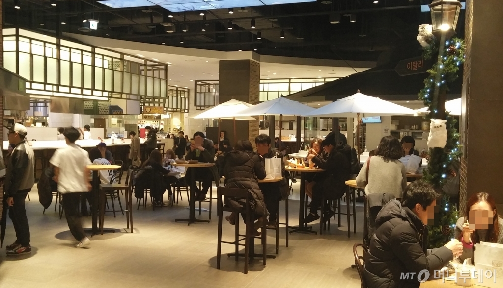 지난 25일 찾은 현대백화점 판교점 지하1층. 평일 오후인데도 불구하고 고객들이 들어차있다.