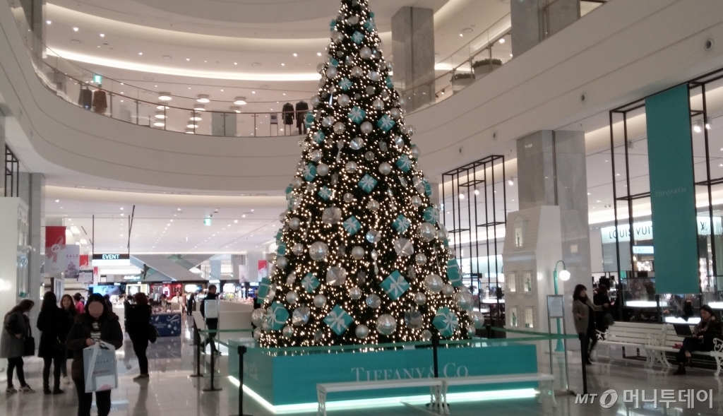 현대백화점 판교점 1층에 위치한 '티파니' 트리. 고객들이 기념사진을 찍고 있다.