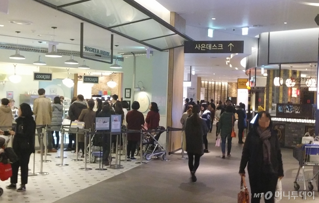 현대백화점 판교점 지하 1층 매그놀리아. 평일 오후에도 사람들이 줄을 서서 구매하고 있다.