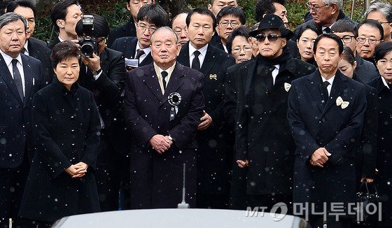 26일 오후 서울 종로구 서울대병원 장례식장에서 박근혜 대통령과 유족들이 참석한 가운데 故 김영삼 전 대통령 발인이 엄수되고 있다. 2015.11.26/뉴스1  <저작권자 © 뉴스1코리아, 무단전재 및 재배포 금지>