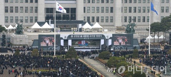故 김영삼 전 대통령의 영결식이 26일 오후 서울 여의도 국회앞마당에서 거행 되고 있다. (사진공동취재단) 2015.11.26/뉴스1  <저작권자 © 뉴스1코리아, 무단전재 및 재배포 금지>