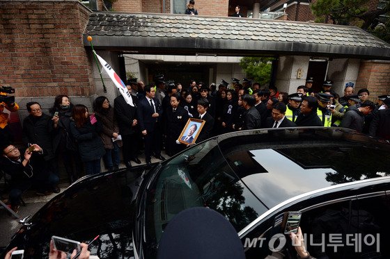 김영삼 전 대통령의 국가장 영결식이 열린 26일 고 김 전 대통령의 유해를 실은 운구행렬이 서울 상도동 사저를 떠나고 있다.2015.11.26/뉴스1   <저작권자 © 뉴스1코리아, 무단전재 및 재배포 금지>
