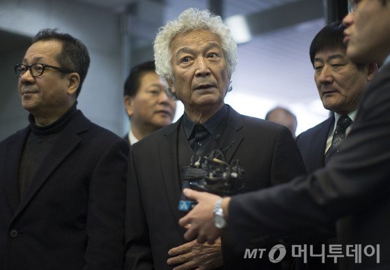 정의화 국회의장이 25일 오후 서울 대학로 서울대학교병원 고 김영삼 전 대통령의 빈소에서 조문하고 있다.(사진공동취재단) 2015.11.25/뉴스1  <저작권자 © 뉴스1코리아, 무단전재 및 재배포 금지>