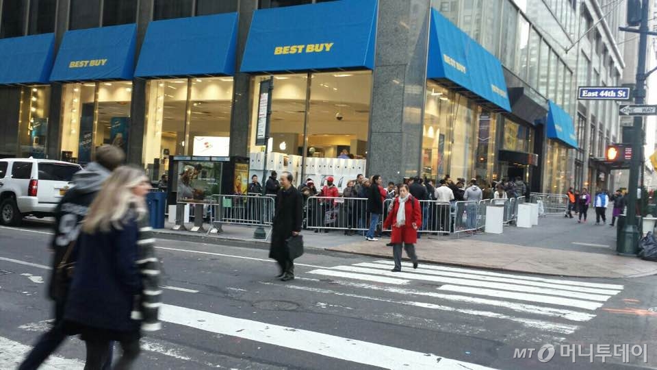 뉴욕 맨해튼 인근의 베스트바이 매장. 27일(현지시간) 블랙 프라이데이를 맞아 도어버스터 제품을 구매하려는 소비자들이 길게 줄 지어 있다.