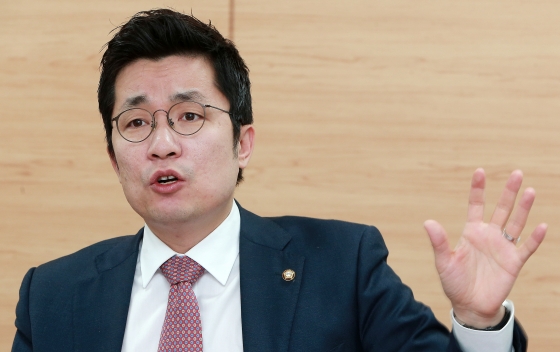 머니투데이 더300 탐사리포트 '노인을 위한 나라? 세대 상생의 길로'에서 대담 중인 김상민 새누리당 의원./사진 =김창현 기자