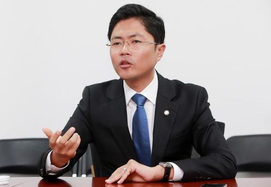 머니투데이 더300 탐사리포트 '노인을 위한 나라? 세대 상생의 길로'에서 대담 중인 김광진 새정치민주연합 의원./사진 =김창현 기자