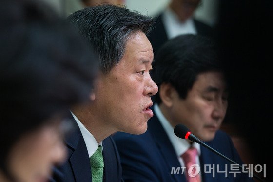주승용 새정치민주연합 최고위원이 23일 서울 여의도 국회에서 열린 최고위원회의에서 감기 몸살로 이날 회의에 불참한 문재인 당대표의 모두발언을 대독하고 있다. 2015.11.23/뉴스1