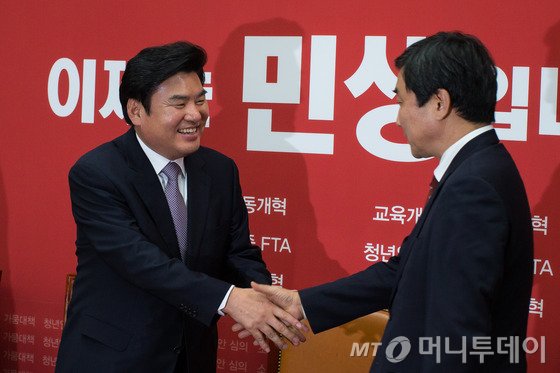 새누리당 원유철, 새정치민주연합 이종걸 원내대표가 17일 서울 여의도 국회에서 열린 3+3 회동에 앞서 인사하고 있다. 2015.11.17/뉴스1 <저작권자 © 뉴스1코리아, 무단전재 및 재배포 금지>