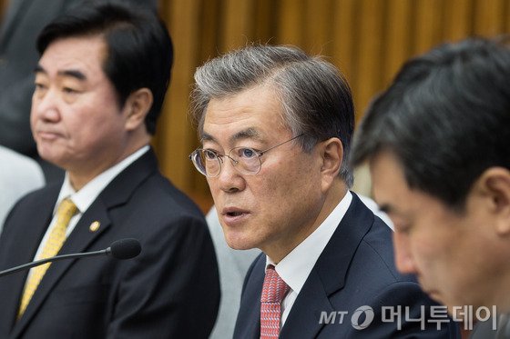 문재인 새정치민주연합 대표가 27일 서울 여의도 국회에서 열린 최고위원·중진의원 연석회의에서 모두발언을 하고 있다. 2015.11.27/뉴스1 <저작권자 © 뉴스1코리아, 무단전재 및 재배포 금지>
