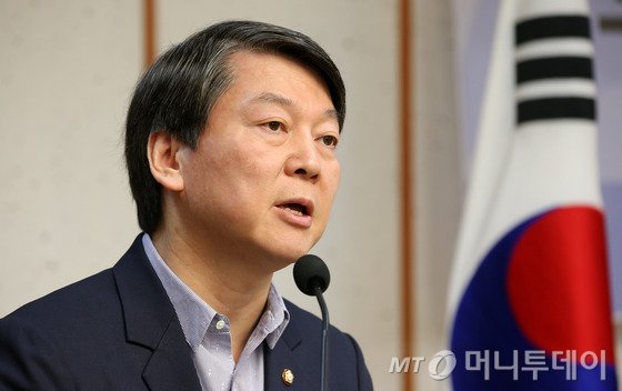 안철수 새정치민주연합 전 공동대표가 23일 오전 서울 여의도 국회 의원회관에서 열린 '무엇이 정치와 정부의 신뢰를 결정하는가' 토론회에서 인사말을 하고 있다.이날 안 전 대표는 "무엇이 국민의 신뢰를 회복할 수 있는 길인지, 어떻게 내년 총선에서 승리할 수 있을지, 그래서 박근혜 정부의 독단과 과거 회귀를 막을 수 있는지에 대한 깊은 고민과 성찰이 요구되는 시점"이라고 말했다. 2015.11.23/뉴스1 <저작권자 © 뉴스1코리아, 무단전재 및 재배포 금지>