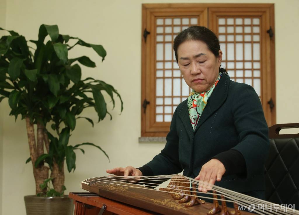 머리를 정성스레 묶은 뒤 가야금을 앞에 두고 앉은 김해숙 국립국악원장은 청아하면서도 화려한 산조 가락을 연주했다. 그는 국민들이 국악을 외면하는 이유가 '접해본 적이 없어서'라며, 국악 교육의 중요성을 강조했다. /사진=이동훈 기자 photoguy@