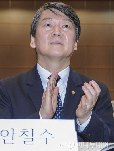 안철수 새정치민주연합 전 공동대표가 30일 오후 광주 서구 치평동 김대중컨벤션센터 컨벤션홀에서 '야당의 혁신, 어떻게 할 것인가'라는 주제로 열린 광주혁신토론회에 참석해 박수를 치고 있다. 2015.11.30/뉴스1