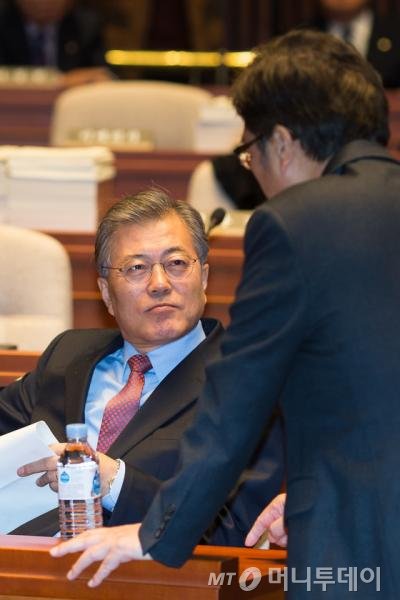 문재인 새정치민주연합 대표가 30일 서울 여의도 국회에서 열린 의원총회에서 우원식 의원과 대화하고 있다. 2015.11.30/뉴스1