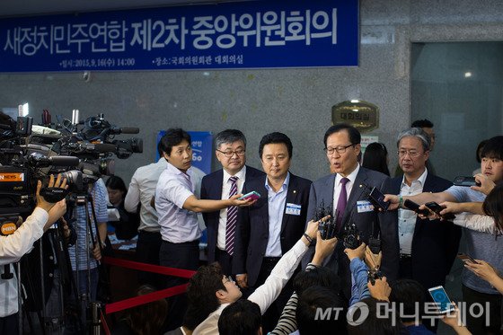 문병호 의원 등 새정치민주연합 비주류 성향 의원들 모임인 '민주당의 집권을 위한 모임'(민집모) 소속 의원들이 16일 서울 여의도 국회 의원회관 대회의실에서 열린 제2차 중앙위원회에서 표결을 거부하며 회의장을 나서고 있다. 2015.9.16/뉴스1 <저작권자 © 뉴스1코리아, 무단전재 및 재배포 금지>