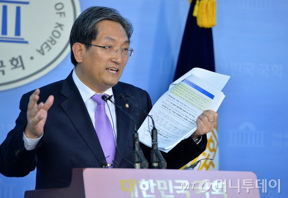 노영민 새정치민주연합 MB(이명박)정부 국부유출 자원외교 진상조사위원회 위원장이 17일 서울 여의도 국회 정론관에서 해외자원개발 현황 및 주요 쟁점 자료를 들고 기자회견을 하고 있다.노 위원장은 "참여정부 기간 중 총 신규 투자액은 22억 8천7백만달러로 MB정부기간 중 총 신규 투자액 313억 4천5백만달러의 7.3%에 불과하다"며 "이중 참여정부는 89% 회수, MB정부는 13.2% 회수"했다고 말했다. 2014.12.17/뉴스1