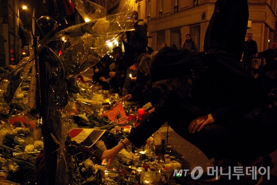 지난달 30일 찾은 프랑스 파리의 대표적 관광명소인 샹젤리제(Champs Elysees) 거리의 크리스마스 장식에 불이 들어와 있다. / 사진=이동우 기자