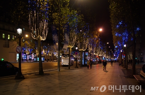 지난달 13일 발생한 바타클랑(Bataclan) 극장 테러에서 인근의 상점에 날아든 총탄 자국의 모습. / 사진=이동우 기자