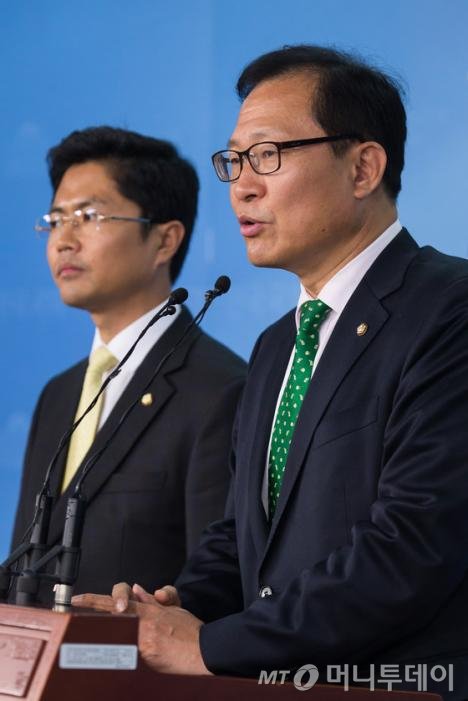 국회 정보위원회 새정치민주연합 문병호(오른쪽), 김광진 의원이 2일 서울 여의도 국회 정론관에서 '테러방지법' 및 '사이버테러방지법' 관련 브리핑을 하고 있다. /사진-뉴스1