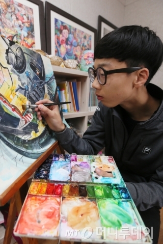 디자이너를 꿈 꾸는 승혁 군의 방은 다양한 작품으로 가득 차 있었다. 한 번도 얼굴을 본 적 없는 '산타'는 어머니를 위해 세탁기를 놓아드리고 싶다는 꿈을 이뤄주기 위해 집을 옮겨줬다. 덕분에 그와 형한텐 10년만에 처음 방이 생겼다. 이제 그는 다른 이를 위해 자신도 좋은 일을 하고 살겠다는 꿈을 하나 더 품게 됐다./사진제공=부스러기사랑나눔회