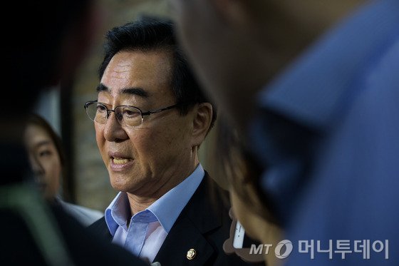 로스쿨을 졸업한 변호사 아들의 정부 법무공단 특채 의혹을 받고 있던 김태원 새누리당 의원이 지난 8월18일 서울 여의도 국회 귀빈식당에서 열린 LH 임대주택 외부위탁 추진계획 등에 대한 당정협의를 마친 후 취재진의 질문에 답하고 있다. /사진=뉴스1