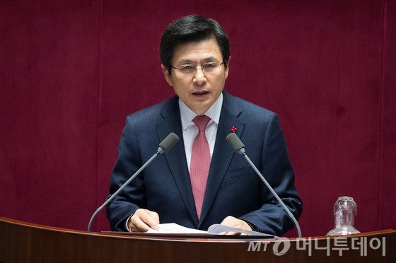 황교안 국무총리가 3일 서울 여의도 국회에서 열린 제337회 국회(정기회) 제14차 본회의에 출석해 2016년도 예산안에 대한 수정안이 가결된 후 정부측 인사를 하고 있다. 2015.12.3/뉴스1  <저작권자 © 뉴스1코리아, 무단전재 및 재배포 금지>