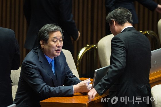 새누리당 김무성 대표와 김재원 의원/뉴스1