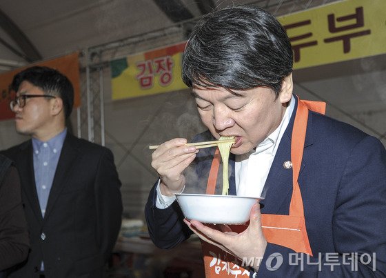 안철수 새정치민주연합 전 공동대표가 1일 오전 광주 남구 임암동 광주김치타운에서 열린 김장담그기 행사에서 국수를 먹고 있다. 2015.12.1/뉴스1  <저작권자 © 뉴스1코리아, 무단전재 및 재배포 금지>