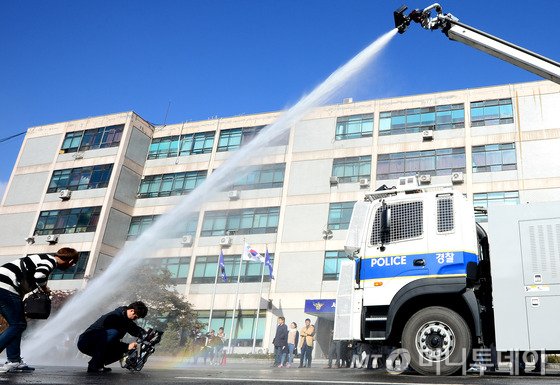 17일 오전 서울 중구 서울지방경찰청 기동본부에서 경찰이 살수차 시연을 하고 있다. 지난 주말 광화문 일대에서 열린 민중총궐기 집회에서 농민 백남기(69)씨가 경찰 살수차 '물대포'에 맞아 생명이 위독한 가운데 경찰은 이날 취재진을 모아놓고 협의가 되지 않았다며 표적 설치를 하지 않고 10m, 20m, 30m 거리 땅바닥에 곡사, 직사로 살사하는 모습만 공개했다. 2015.11.17/뉴스1