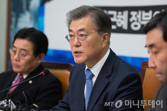 문재인 새정치민주연합 대표가 4일 서울 여의도 국회에서 열린 최고위원회의에서 모두발언을 하고 있다.  문 대표는 이날 회의에서 "혁신의 깃발, 단합의 의지만 남기고 다 버리고 가야 한다"면서 안철수 전 공동대표를 비롯한 비주류계를 향해 현 지도체제로의 '동참'을 요구했다. 2015.12.4/뉴스1  <저작권자 © 뉴스1코리아, 무단전재 및 재배포 금지>