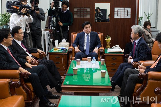 원유철 새누리당 원내대표가 4일 서울 여의도 국회 원내대표실에서 주호영 정보위원장을 비롯한 여당 정보위원들과 테러방지법 관련 간담회를 갖고 있다. 2015.12.4/뉴스1 <저작권자 © 뉴스1코리아, 무단전재 및 재배포 금지>