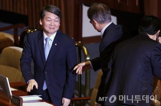 "지금은 어색해"= 새정치민주연합 문재인 대표가 12일 국회에서 열린 본회의에서 안철수 의원을 찾아가 인사를 나누고 있다. 2015.11.12/뉴스1