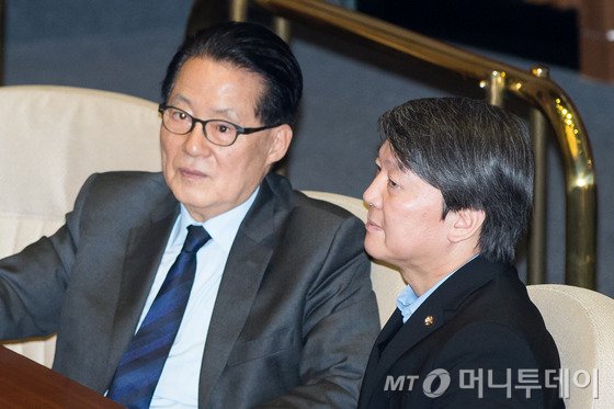 안철수(오른쪽), 박지원 새정치민주연합 의원. 2015.2.25/뉴스1  <저작권자 &copy; 뉴스1코리아, 무단전재 및 재배포 금지>