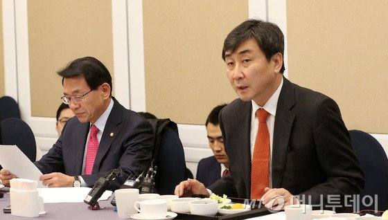 새정치민주연합 이종걸 원내대표가 7일 오전 서울 여의도 국회 귀빈식당에서 열린 안전과 인권보장을 위한 대테러대책TF 2차 회의에서 모두발언을 하고 있다. 2015.12.7/뉴스1 <저작권자 © 뉴스1코리아, 무단전재 및 재배포 금지>