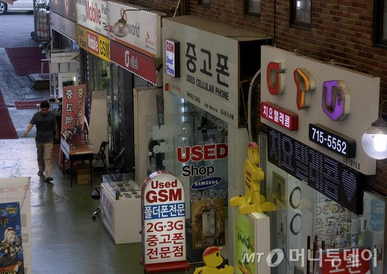 정의당, 참여연대,통신공공성포럼, 민생희망본부, KT새노조, 소비자유니온은 지난 7월 15일 서울 광화문 KT건물앞에서 휴대폰 기본요금 1만 1천원 폐지, 통신요금인가폐지 저지와 관련해 기자회견을 하고 있다./뉴스1↑