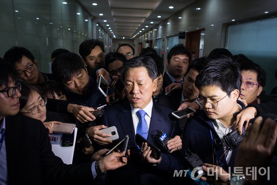 주승용 새정치민주연합 최고위원이 8일 서울 여의도 국회 정론관에서 기자회견을 열고 최고위원직 사퇴를 밝힌 후 취재진의 질문에 답하고 있다. 2015.12.8/뉴스1