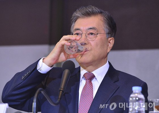 새정치민주연합 문재인 대표가 8일 오전 서울 중구 프레스센터에서 열린 관훈클럽 초청 토론회에서 물을 마시고 있다.문재인 대표는 당 지도체제 관련 갈등 중인 안철수 전 공동대표의 탈당가능성에 대해 "탈당이란 것은 말이 되지 않는다"며 "그냥 저에 대한 압박용이라고 생각한다"고 일축했다. 2015.12.8/뉴스1