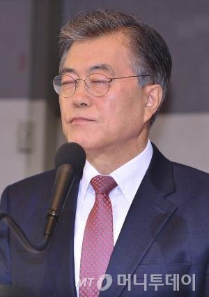 새정치민주연합 문재인 대표가 8일 오전 서울 중구 프레스센터에서 열린 관훈클럽 초청 토론회에서 패널들의 질의를 듣고 있다. 2015.12.8/뉴스1