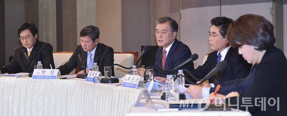 새정치민주연합 문재인 대표가 8일 오전 서울 중구 프레스센터에서 열린 관훈클럽 초청 토론회에서 패널들의 질의에 답하고 있다. 2015.12.8/뉴스1