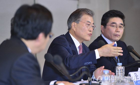 새정치민주연합 문재인 대표가 8일 오전 서울 중구 프레스센터에서 열린 관훈클럽 초청 토론회에서 패널들의 질의에 답하고 있다.문재인 대표는 당 지도체제 관련 갈등 중인 안철수 전 공동대표의 탈당가능성에 대해 "탈당이란 것은 말이 되지 않는다"며 "그냥 저에 대한 압박용이라고 생각한다"고 일축했다. 2015.12.8/뉴스1  <저작권자 © 뉴스1코리아, 무단전재 및 재배포 금지>