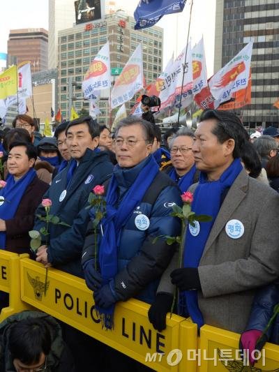 새정치민주연합 문재인 대표와 이종걸 원내대표 등 의원들이 5일 오후 서울광장에서 열린 제2차 민중총궐기대회에서 경찰과 시민들의 충돌을 막기 인간띠를 만들어 평화지킴이 활동을 하고 있다. 2015.12.5/뉴스1