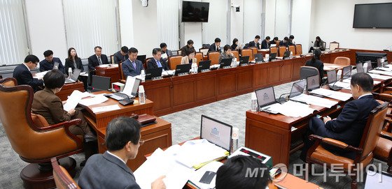 8일 오전 서울 여의도 국회에서 이미경 위원장 주재로 열린 서민주거복지 특별위원회 전체회의가 진행되고 있다. 2015.12.8/뉴스1 <저작권자 © 뉴스1코리아, 무단전재 및 재배포 금지>