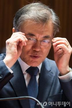 새정치민주연합 문재인 대표가 9일 서울 여의도 국회에서 열린 의원총회에서 안경을 고쳐쓰고 있다. 2015.12.9/뉴스1  <저작권자 © 뉴스1코리아, 무단전재 및 재배포 금지>