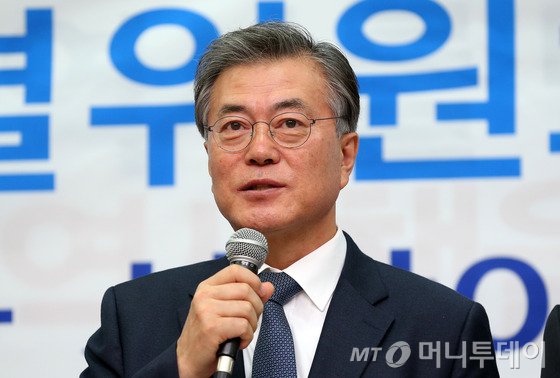새정치민주연합 문재인 대표가 9일 오전 서울 여의도 국회 당대표회의실에서 열린 가계부채특별위원회 출범식에서 인사말을 하고 있다. 2015.12.9/뉴스1 <저작권자 © 뉴스1코리아, 무단전재 및 재배포 금지>