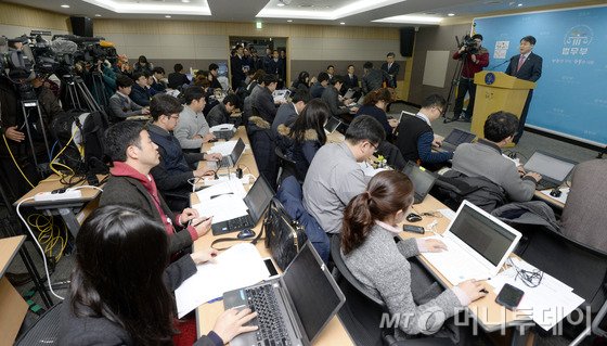 김주현 법무부 차관이 3일 오전 경기 과천정부청사 법무부 브리핑실에서 사법시험을 2021년까지 유지해야 한다는 입장을 밝히고 있다. 법무부는 2017년을 끝으로 폐지가 예정된 사법시험을 4년간 유예하고 그동안 사시 폐지에 따른 대안을 마련하겠다고 밝혔다. 2015.12.3/사진=뉴스1